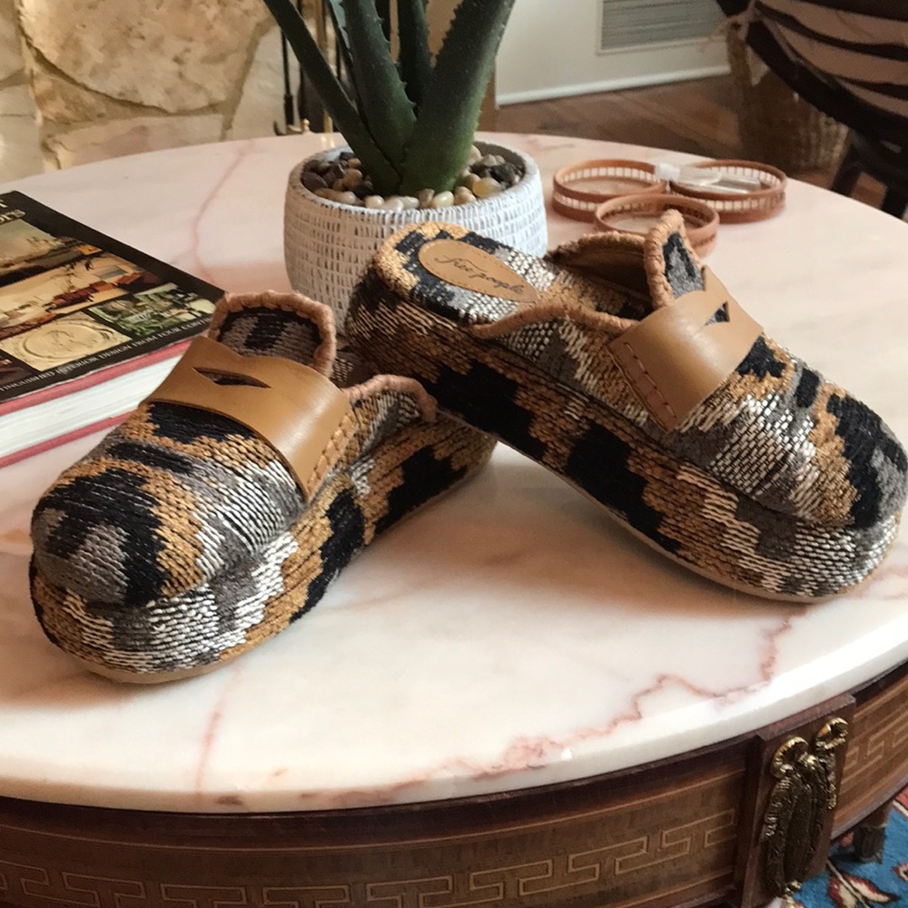 Free People patterned clogs / loafer